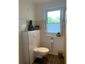 un bagno con wc e finestra di Villa Seebrise Modern retreat a Göhren-Lebbin Altre 12 foto