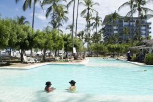 Dos mujeres en la piscina de un resort en Puerto Azul Hotel, en Puntarenas