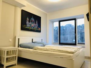 een slaapkamer met een groot bed en een raam bij Beach apartment Prora Captain in Prora