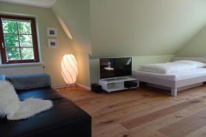 MidlumにあるHoliday home gray sealのベッドとテレビのある寝室