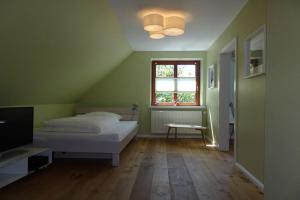 MidlumにあるHoliday home gray sealの緑の部屋(ベッド1台、窓付)
