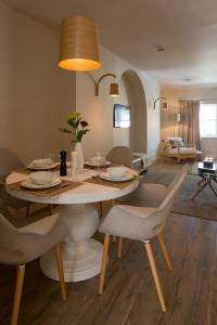 uma sala de jantar com mesa e cadeiras em Cotswold Grey em Moreton-in-Marsh