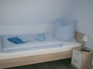 Ένα ή περισσότερα κρεβάτια σε δωμάτιο στο Ostseebrandung - Haus Seepferdchen