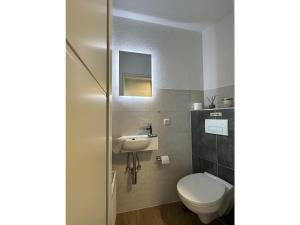 une salle de bains avec toilettes et lavabo dans l'établissement Raceweide - MarBi Alles inbegrepen, à Dangast 12 autres photos