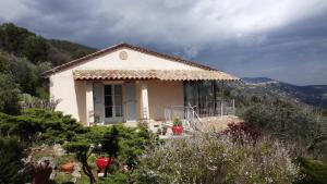 una pequeña casa al lado de una montaña en villa des oliviers, en Le Tignet