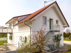 a white house with a staircase at Beech Modern Retreat in Hödingen