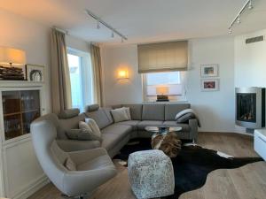 un soggiorno con un divano e un tavolo di Haus Seeblick Modern retreat a Göhren-Lebbin