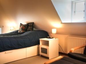 OsterheverにあるPoppenbüll thatched houseのベッドルーム1室(ベッド1台、テレビ、窓付)