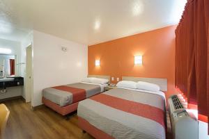 Postel nebo postele na pokoji v ubytování Motel 6-Mcallen, TX