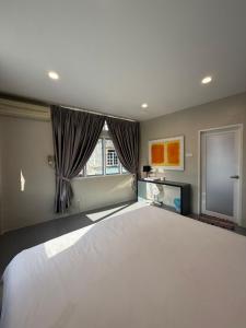 Postel nebo postele na pokoji v ubytování HOTEL MIRAMA 美麗華酒店