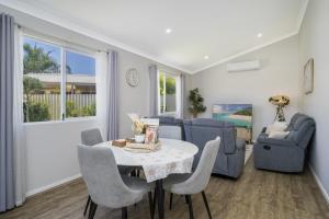 Posezení v ubytování Bright and Spacious 2-Bed Thornlie Family Home
