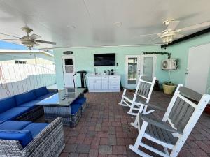 ウェストパームビーチにあるLittle Paradise In Palm Beachの青いソファと椅子のあるリビングルーム