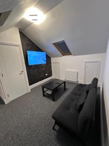 Μια τηλεόραση ή/και κέντρο ψυχαγωγίας στο Modern Two-Bedroom Apartment