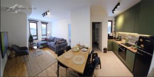 una cucina e un soggiorno con un tavolo e un divano di Divcinova - Apartman Gorski a Divčibare