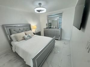Postel nebo postele na pokoji v ubytování Palm Beach Paradise + 32 fotografií