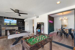 Soba z igrami v nastanitvi Pickleball, Sparkling Pool, Mini Putt and Sleeps14