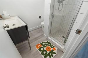 Kopalnica v nastanitvi Pickleball, Sparkling Pool, Mini Putt and Sleeps14