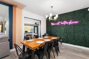 Predel za sedenje v nastanitvi Pickleball, Sparkling Pool, Mini Putt and Sleeps14