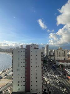 a view of a city with buildings and the ocean at Kitnet 1109 in São Vicente