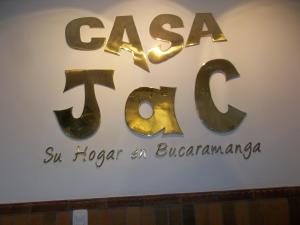 una señal para el cartel de Las Vegas en una pared en Casa Jac, en Bucaramanga