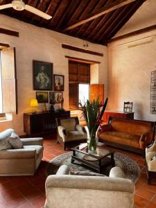 a large living room with couches and a table at Hotel Casa Alemán Mompos Bolivar in Mompós