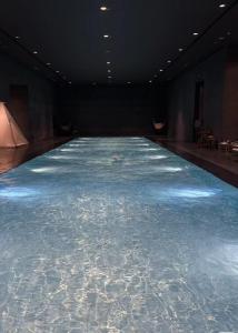 Bund Branch New west door 2 bedrooms big house في شانغهاي: مرحلة زرقاء في الغرفة