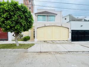 a house with a large yellow garage at 21 Habitación cama king size in Miravalle +4 photos