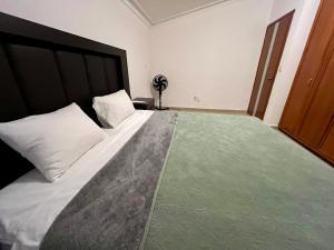 a bedroom with a large bed with a green carpet at 21 Habitación cama king size in Miravalle