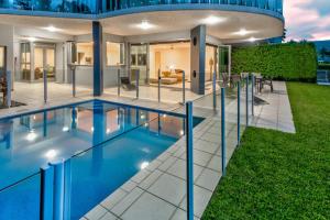 Bazén v ubytování Pavillions 11 on Hamilton Island, waterfront apartment with private pool and buggy nebo v jeho okolí