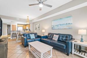 Χώρος καθιστικού στο Beach Front Beach Oasis 502, Free Activities Included!
