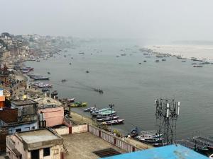 een uitzicht op een haven met boten in het water bij KS PAYING GUEST HOUSE in Varanasi