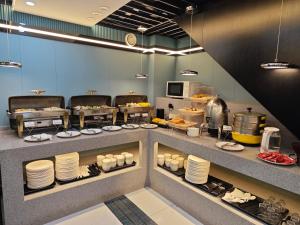 un restaurant avec des assiettes et de la nourriture en vedette dans l'établissement Paco Hotel Zhujiang New Town Jinan University Guangzhou-Free Shuttle Bus for Canton Fair-Proximity to the Buyer Registration Center, à Canton