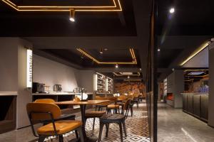 长沙Mcsrh Hotel-Changsha IFS and WUYI Plaza的一间有桌椅的餐厅