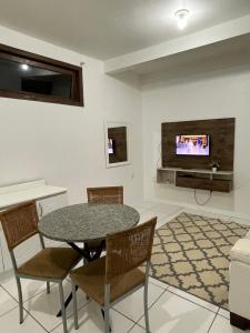 Et tv og/eller underholdning på Ótimo apartamento