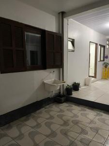 Et badeværelse på Ótimo apartamento