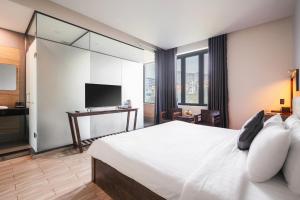 Televiisor ja/või meelelahutuskeskus majutusasutuses Greenview City Hotel