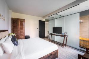 Televiisor ja/või meelelahutuskeskus majutusasutuses Greenview City Hotel
