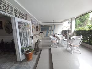 バンドンにあるHotel Patradissa Stasiun Bandungの椅子付き玄関