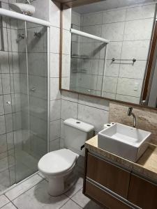 Ένα μπάνιο στο Apartamento Completo 2 Quartos