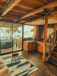 een woonkamer met een bank en een tafel bij Peregrino Glamping 1 in Medellín