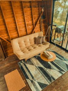 een woonkamer met een bank en een tafel bij Peregrino Glamping 1 in Medellín