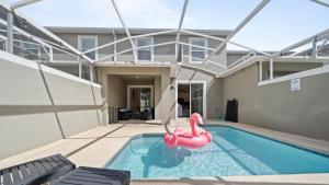 ein Swimmingpool mit einem rosa Flamingo in einem Haus in der Unterkunft NEW Disney Golf Private Pool Gym Waterpark Resort in Kissimmee