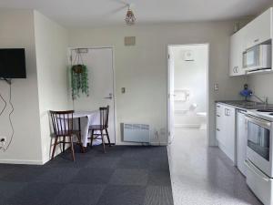 Kuchyň nebo kuchyňský kout v ubytování AAA Northlands Motel