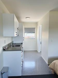 Kuchyň nebo kuchyňský kout v ubytování AAA Northlands Motel