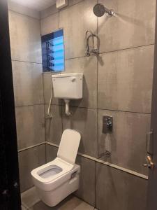 uma casa de banho com um WC branco e uma janela em Heritage Villa em Thane mais 8 fotografias
