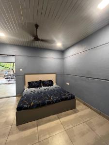 um quarto com uma cama em um quarto em Heritage Villa em Thane