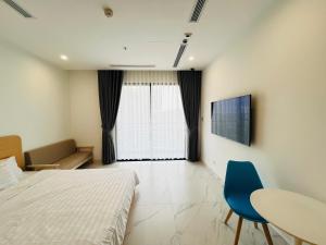 une chambre avec un lit, une table et une fenêtre dans l'établissement May Homes - Studio Beverly Vinhomes Grand Park, à Long Bình