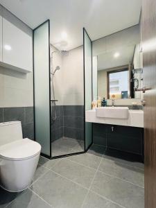 une salle de bain avec toilettes, lavabo et douche dans l'établissement May Homes - Studio Beverly Vinhomes Grand Park, à Long Bình
