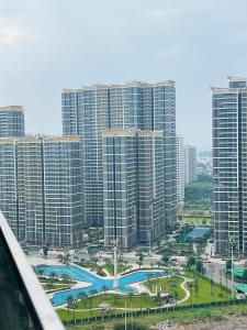 vue d'une ville avec de hauts bâtiments dans l'établissement May Homes - Studio Beverly Vinhomes Grand Park, à Long Bình