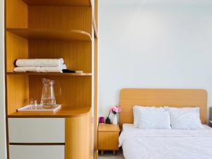 une chambre d'hôtel avec un lit et une étagère à livres dans l'établissement May Homes - Studio Beverly Vinhomes Grand Park, à Long Bình 13 autres photos